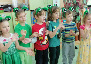 Dzieci, jako żabki gotowane do zabawy.